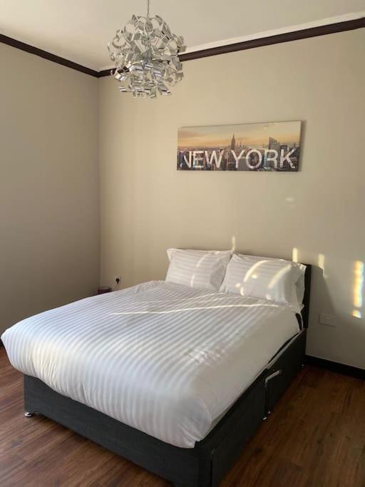 One Bedroom Apartment In Gorgie With New Central Heating System Edinburg Exteriör bild