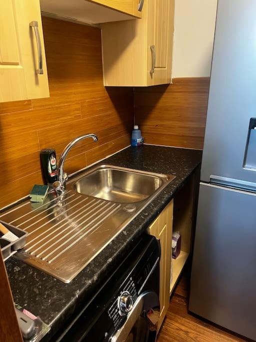 One Bedroom Apartment In Gorgie With New Central Heating System Edinburg Exteriör bild