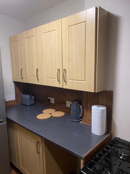 One Bedroom Apartment In Gorgie With New Central Heating System Edinburg Exteriör bild
